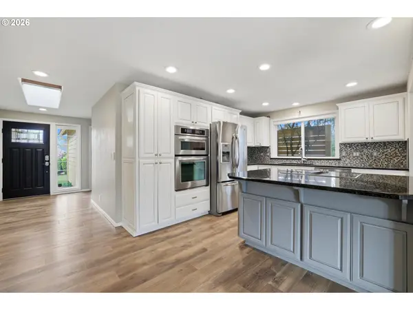 212 E CRESTVIEW DR, Newberg, OR 97132