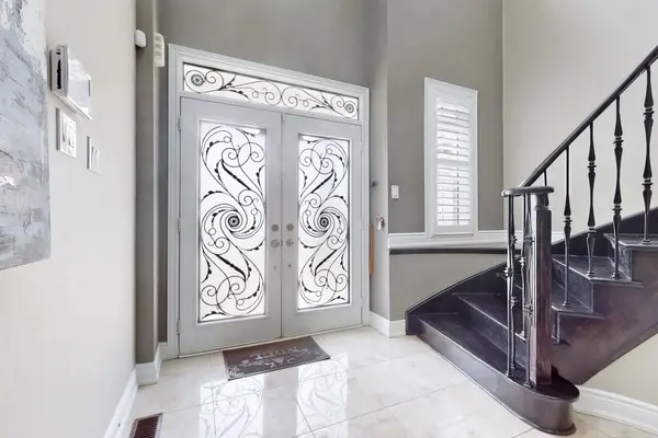 24 Manor Glen CRES, East Gwillimbury, ON L0G 1M0