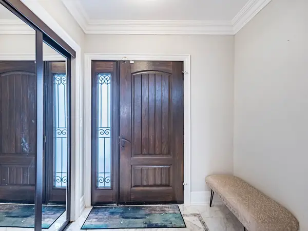 17 Lockheed BLVD, Toronto W09, ON M9P 2H5