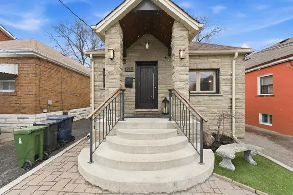 32 Victoria BLVD, Toronto W04, ON M6M 2C1