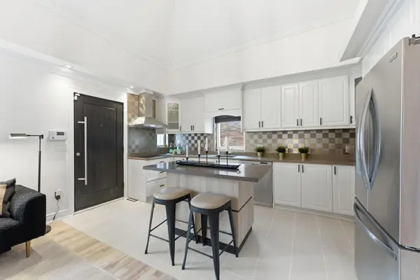 32 Victoria BLVD, Toronto W04, ON M6M 2C1