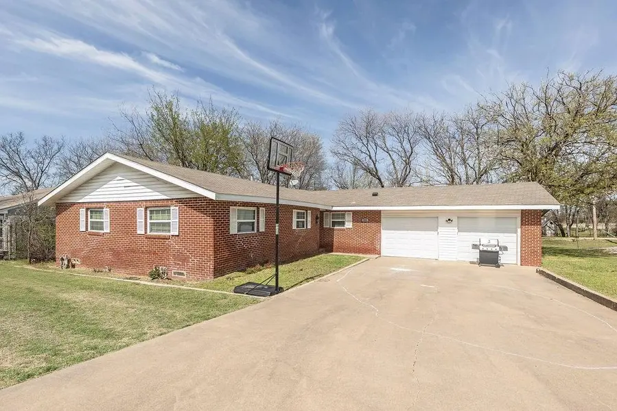 809 E Highway 82, Nocona, TX 76255