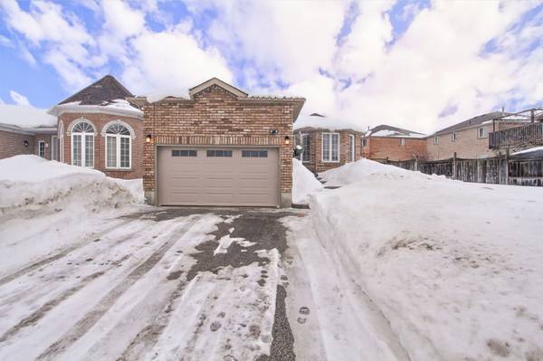 62 Cloughley DR, Barrie, ON L4N 9T7
