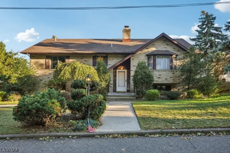 8 Cambridge Rd, Totowa Boro, NJ 07512