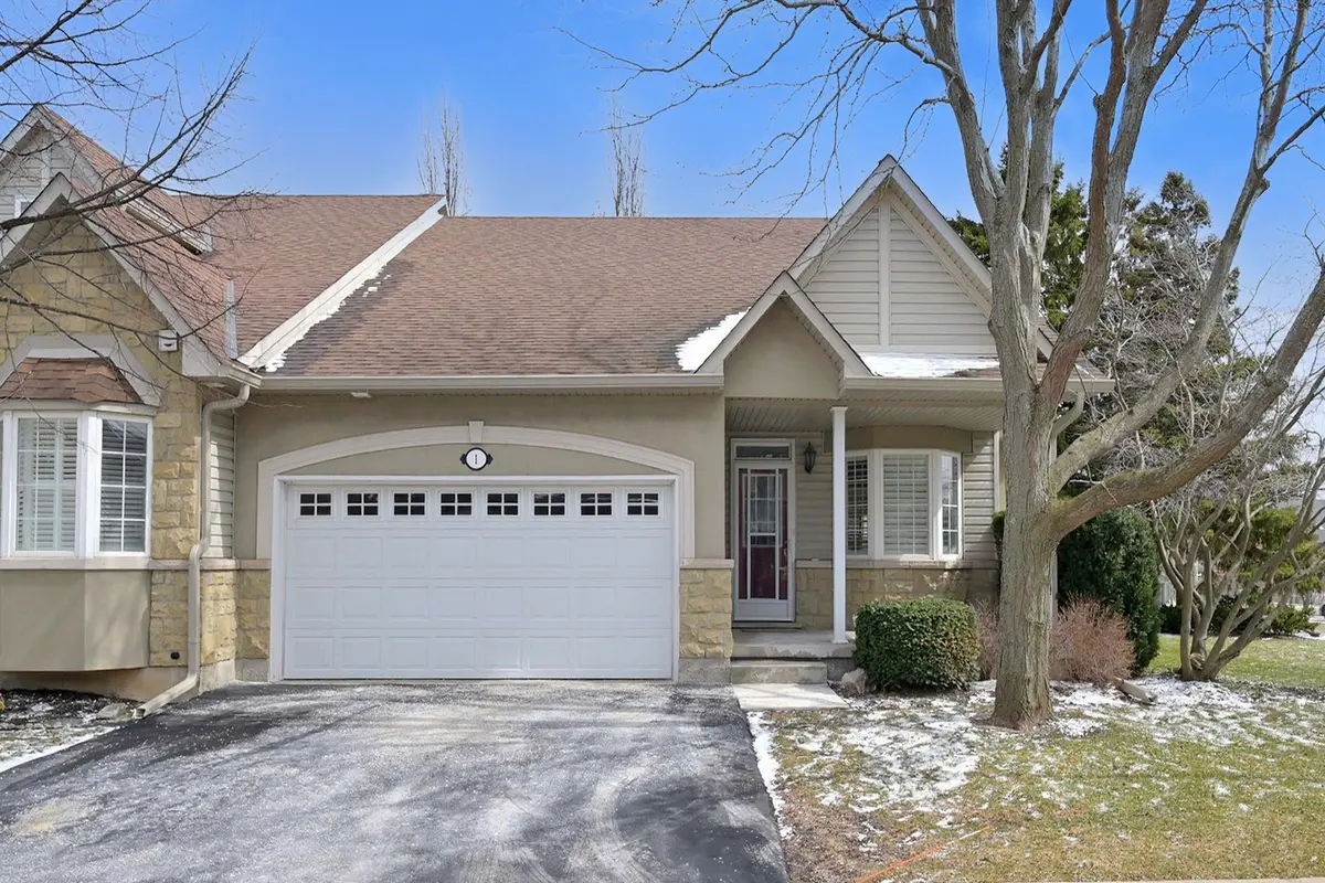 212 Stonehenge DR #1, Hamilton, ON L9K 1N5