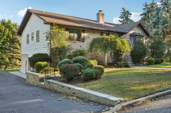 8 Cambridge Rd, Totowa Boro, NJ 07512