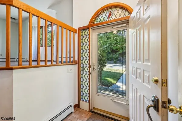 8 Cambridge Rd, Totowa Boro, NJ 07512