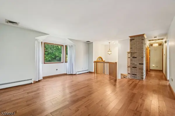 8 Cambridge Rd, Totowa Boro, NJ 07512