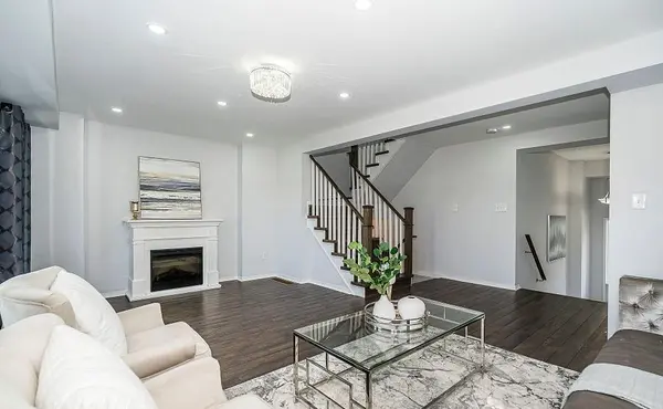 527 Rossland RD E, Ajax, ON L1T 4S1