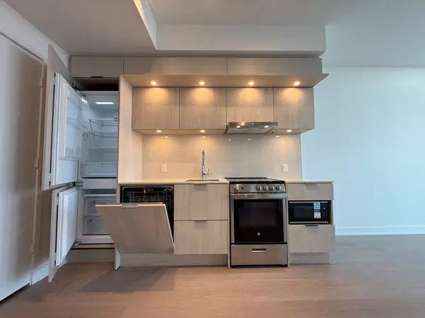 448 Burnhamthrope RD W #2910, Mississauga, ON L5B 0R4