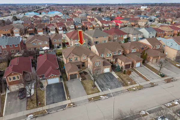 82 Mosley CRES, Brampton, ON L6Y 5C8