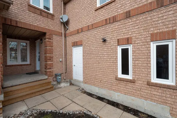 82 Mosley CRES, Brampton, ON L6Y 5C8