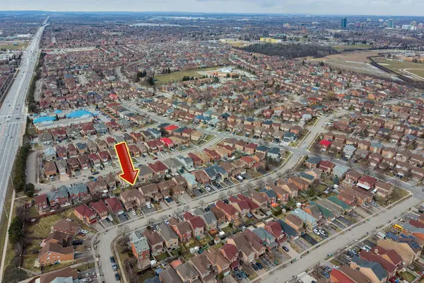 82 Mosley CRES, Brampton, ON L6Y 5C8