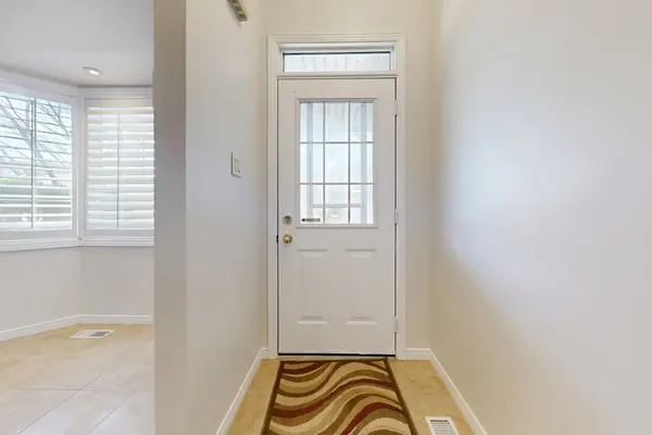 212 Stonehenge DR #1, Hamilton, ON L9K 1N5