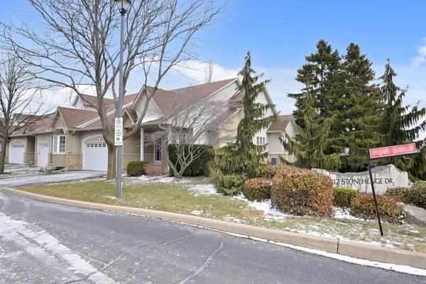 212 Stonehenge DR #1, Hamilton, ON L9K 1N5