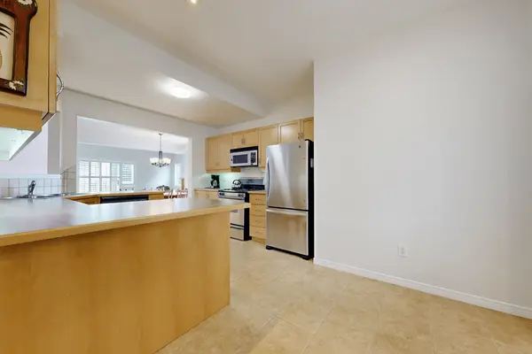 212 Stonehenge DR #1, Hamilton, ON L9K 1N5