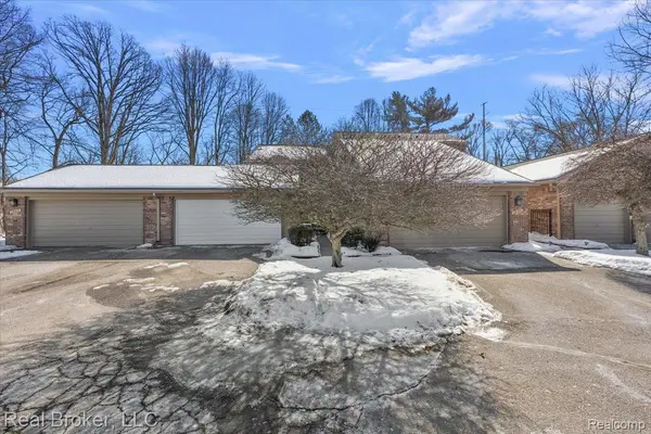 1938 Burning Bush CT, Rochester Hills, MI 48309