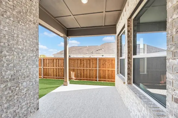 2079 Pine Grove Lane, Arlington, TX 76005