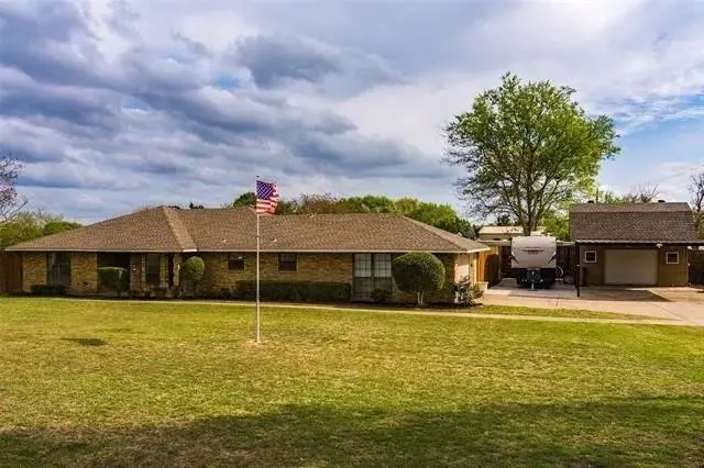 200 Red Oak Creek Drive, Oak Leaf, TX 75154