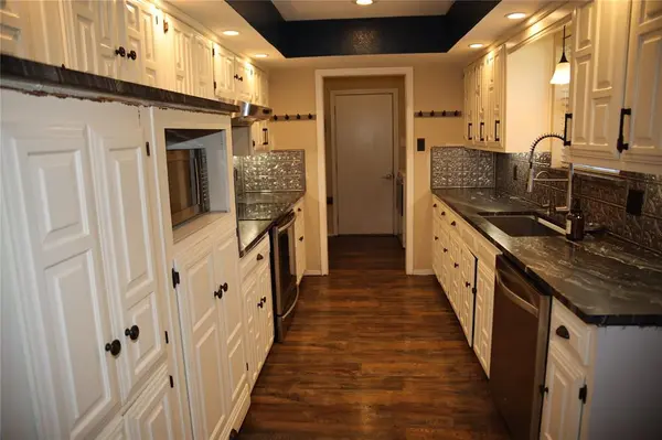 200 Red Oak Creek Drive, Oak Leaf, TX 75154