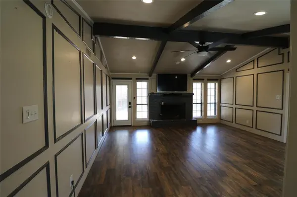 200 Red Oak Creek Drive, Oak Leaf, TX 75154