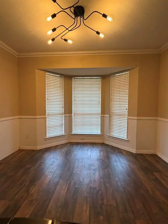 200 Red Oak Creek Drive, Oak Leaf, TX 75154