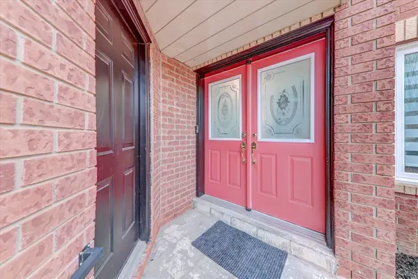 27 John Walter CRES, Clarington, ON L1E 2W6