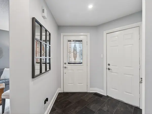 18 Rush RD, Aurora, ON L4G 7G3