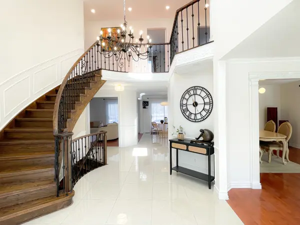 8 Cygnus DR, Richmond Hill, ON L4C 8P2