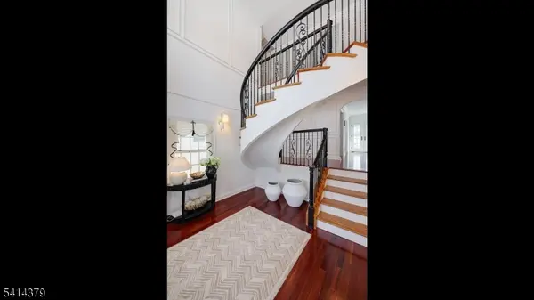 4 Meadow Ln, Roseland Boro, NJ 07068