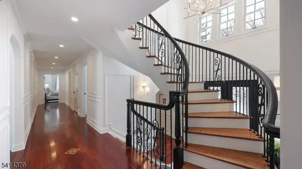 4 Meadow Ln, Roseland Boro, NJ 07068