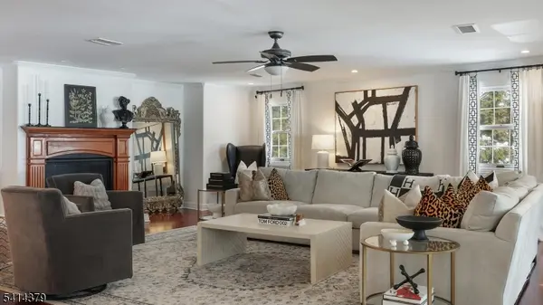 4 Meadow Ln, Roseland Boro, NJ 07068