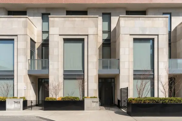 33 Frederick Todd WAY #TH12, Toronto C11, ON M4G 0C9