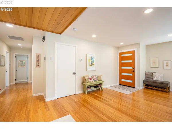 2015 EASTWOOD LN, Eugene, OR 97401