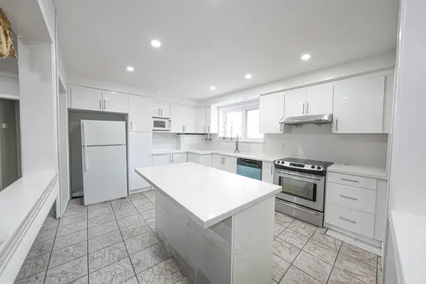 812 Kennedy RD, Toronto E04, ON M1K 2C8