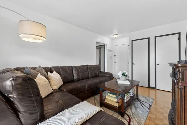 1275 Silver Spear RD #401, Mississauga, ON L4Y 2W7