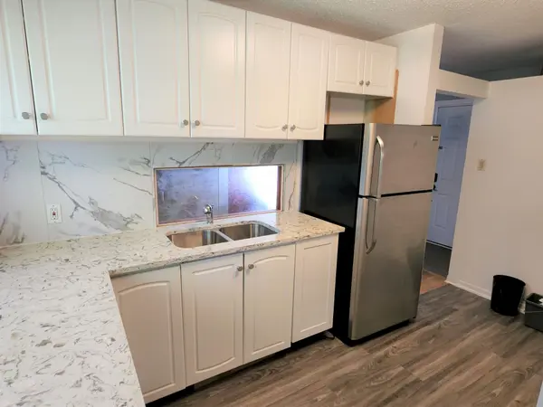 14 Greenwich AVE, Cityview - Parkwoods Hills - Rideau Shore, ON K2E 5E6