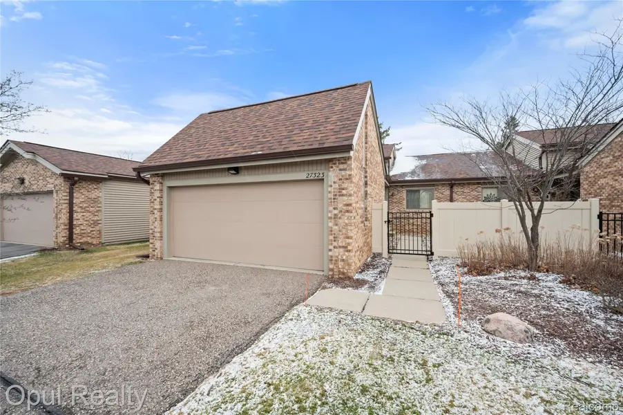 27323 Apple Blossom LN, Southfield, MI 48034