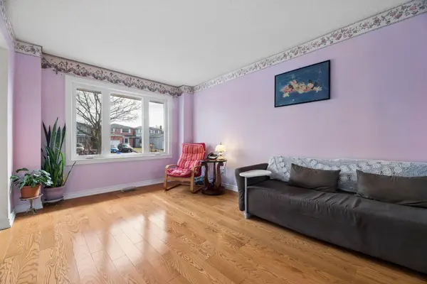 183 Ravenscroft RD, Ajax, ON L1T 1Z9