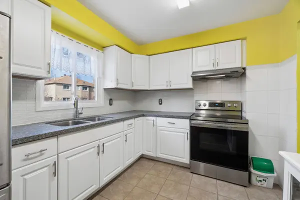 183 Ravenscroft RD, Ajax, ON L1T 1Z9