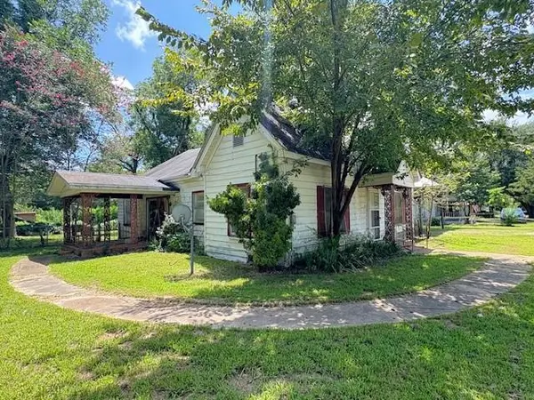 201 W Daingerfield Street, Omaha, TX 75571