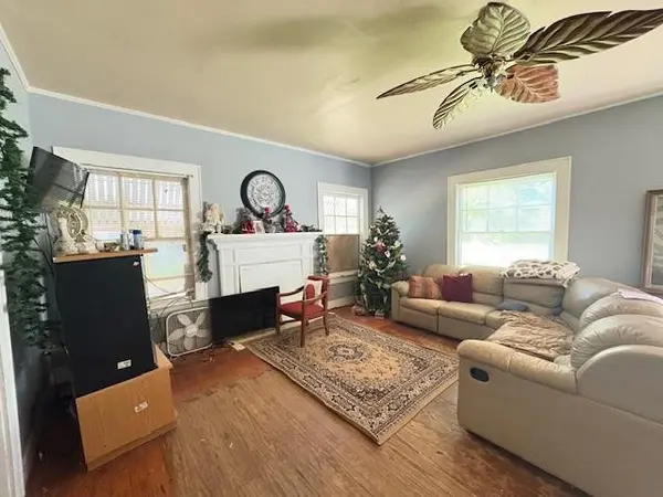 201 W Daingerfield Street, Omaha, TX 75571