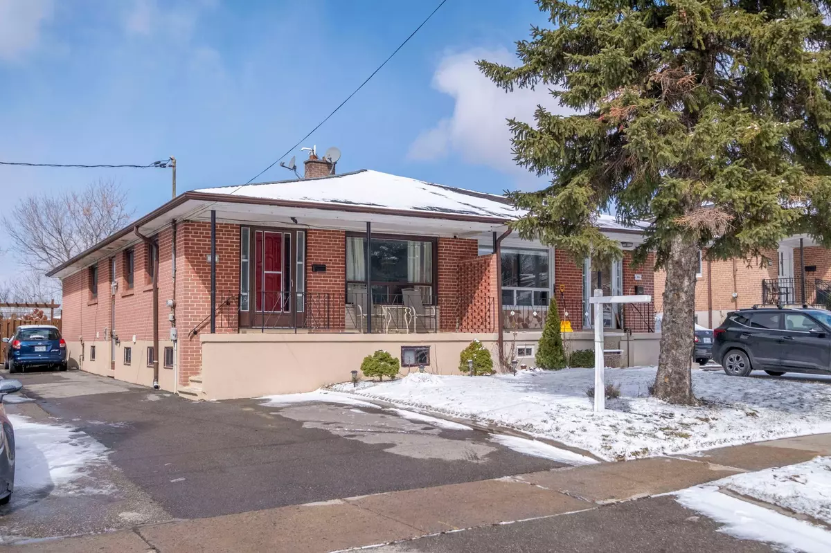 36 Hucknall RD, Toronto W05, ON M3J 1V8