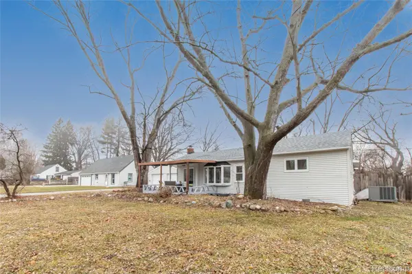 23106 Springbrook DR, Farmington Hills, MI 48336