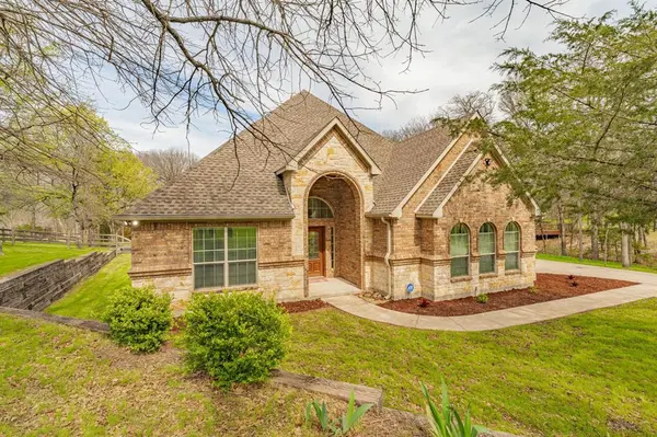 137 N Natural Spring Lane, Azle, TX 76020