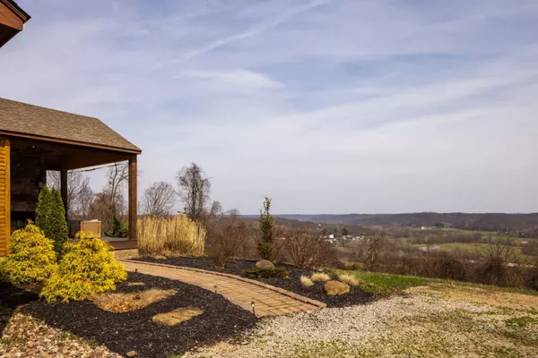 18999 River Rd, Athens, OH 45701