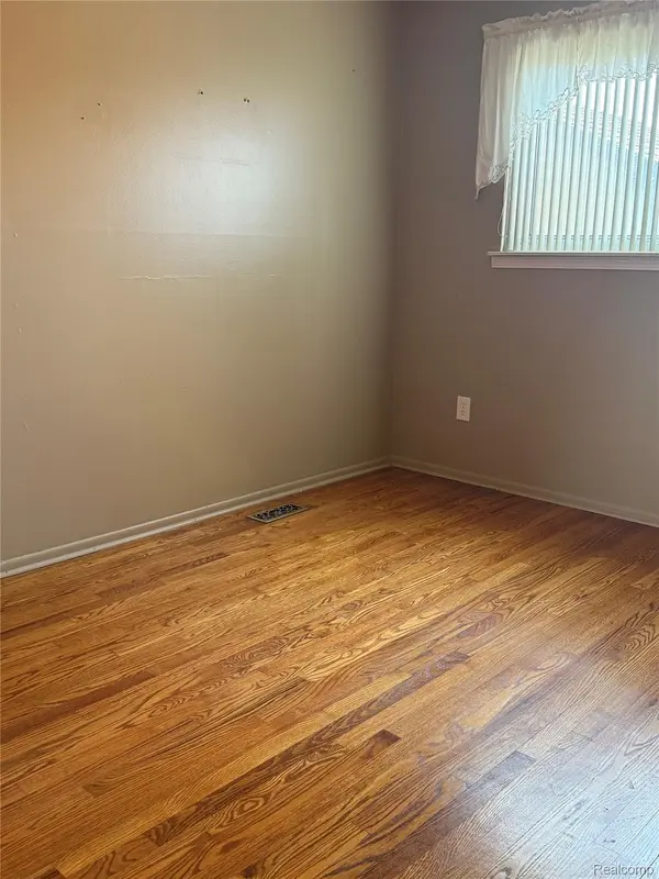 1109 Kenilworth PL, Clawson, MI 48017