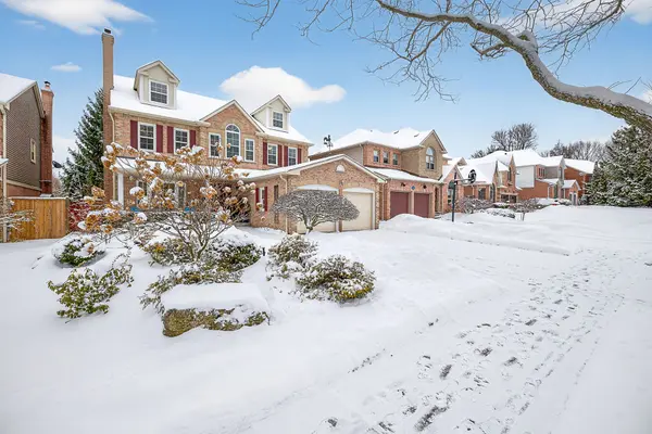 27 Kennett DR, Whitby, ON L1P 1L5