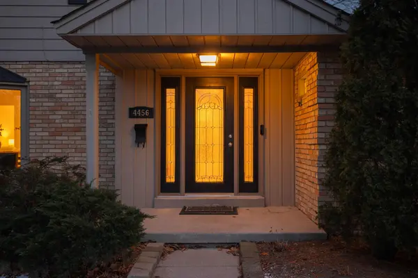 4456 Hawthorne DR, Burlington, ON L7L 1G5