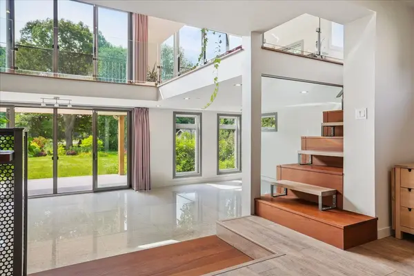 704 Cedar AVE, Burlington, ON L7T 2R7